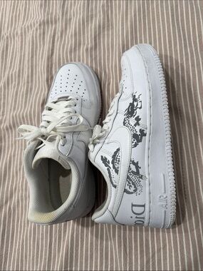 Nike White Women’s Sneakers with Decorative Black Graphic